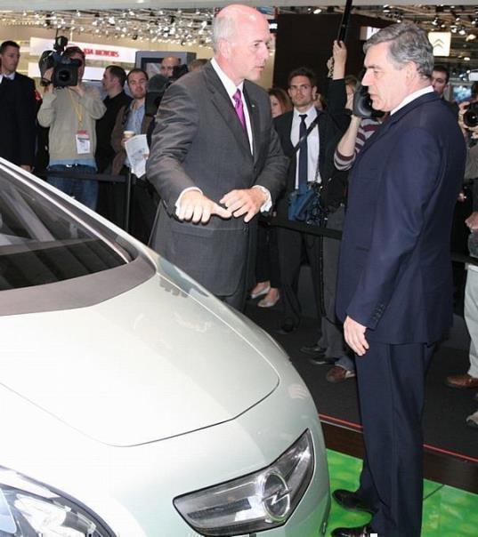 GM-Europa-Chef Carl-Peter Forster informiert den Britischen Premierminister auf dem GM-Stand auf der London Motor Show. Foto: Auto-Reporter